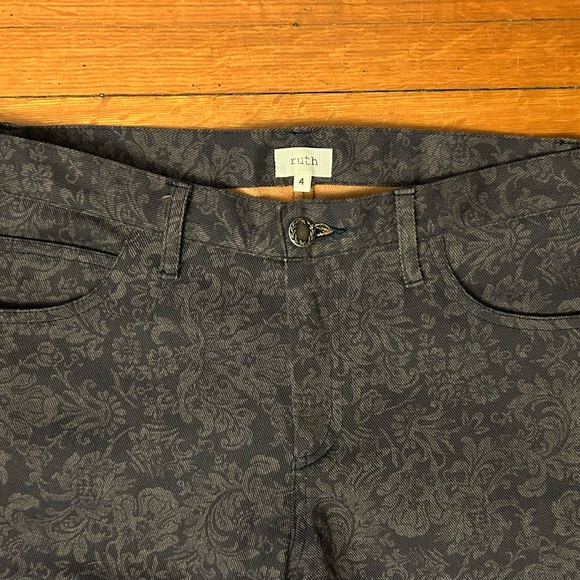 RUTH Brand Floral Jeans in Black and Gray, size 4 - Picture 3 of 6